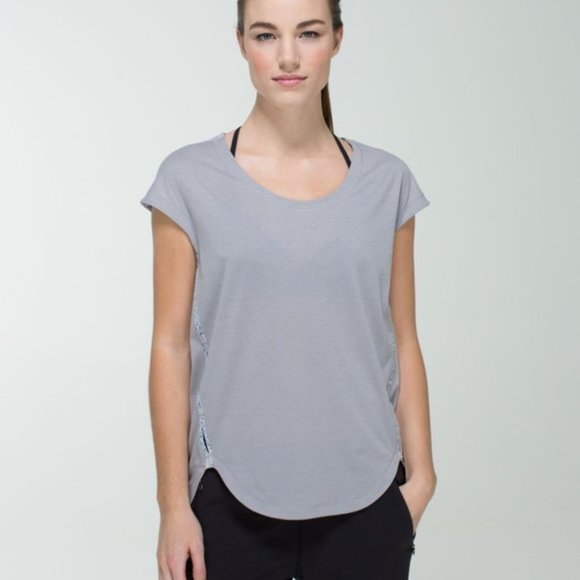 lululemon athletica Tops - Lululemon Runamuck Tee Heathered Medium Grey Petite Fleur M/L